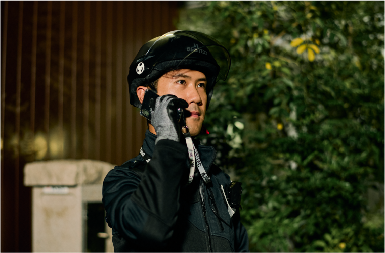 入口を警備するスタッフ